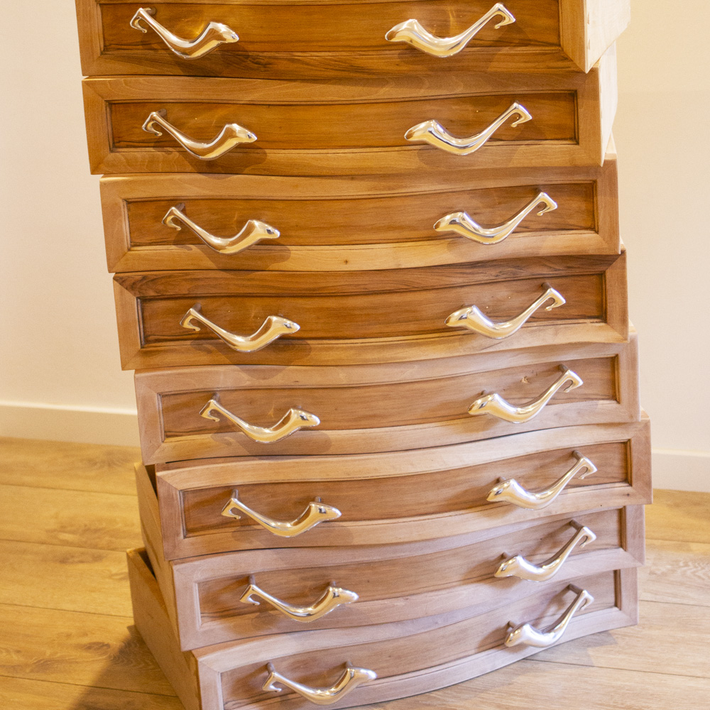 Enchants handle restored drawers